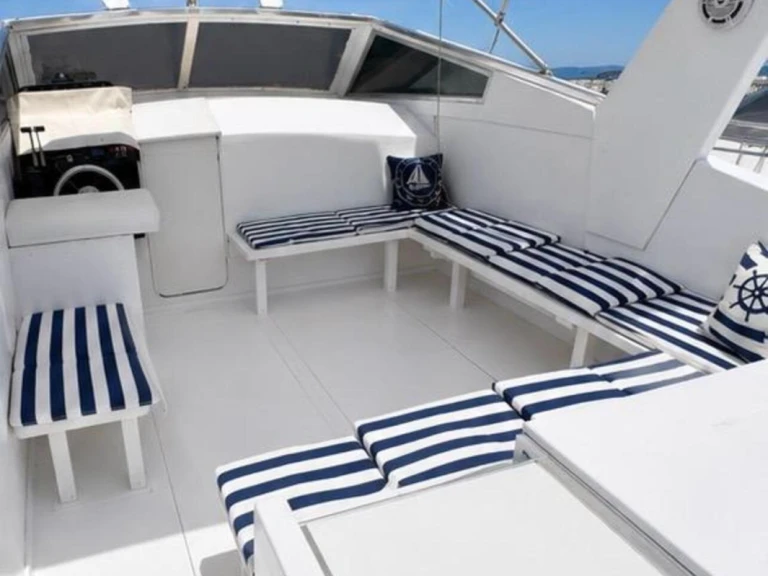 Charter a Mochi Craft Mochi craft 42 in Ischia on Samboat