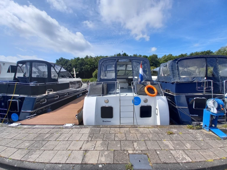 Hire Motorboat De Drait with a boat licence