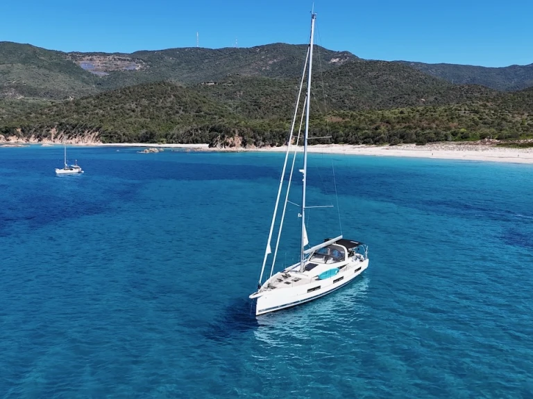 Hire Sailboat Jeanneau with a boat licence