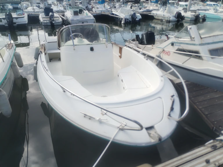 Hire Motorboat Jeanneau with a boat licence