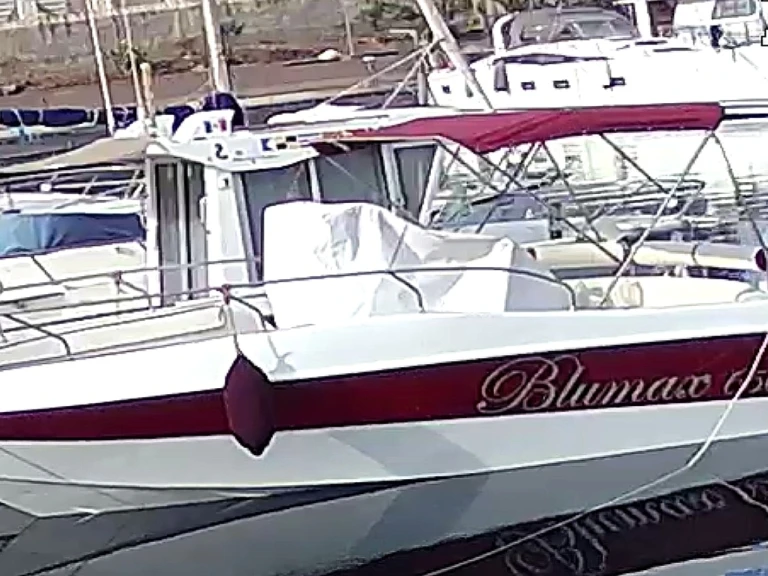 Hire Motorboat Blumax with a boat licence
