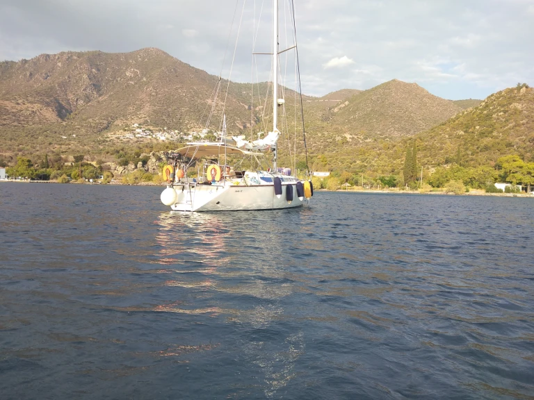 Sailboat hire in Athens - Dromor Apollo 12
