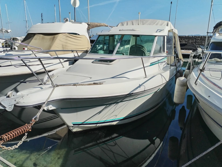 Hire Motorboat Jeanneau with a boat licence