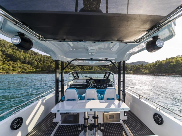 Motorboat to hire Bol at the best price