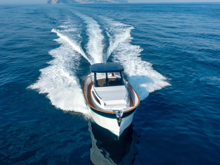 Hire Luxury Yacht Gozzo with a boat licence