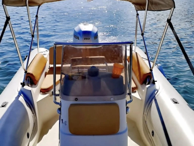 Hire RIB Bwa with a boat licence