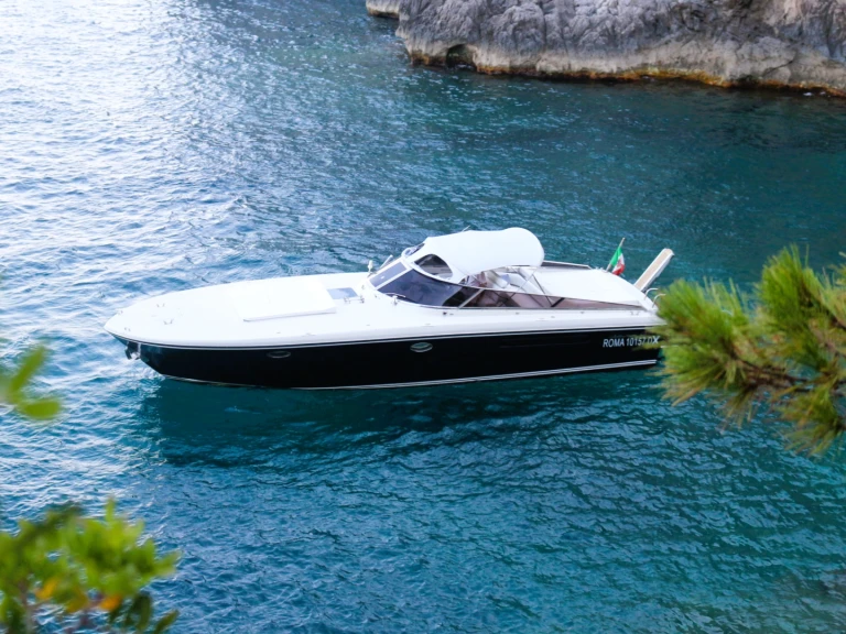 Hire Motorboat Itama with a boat licence