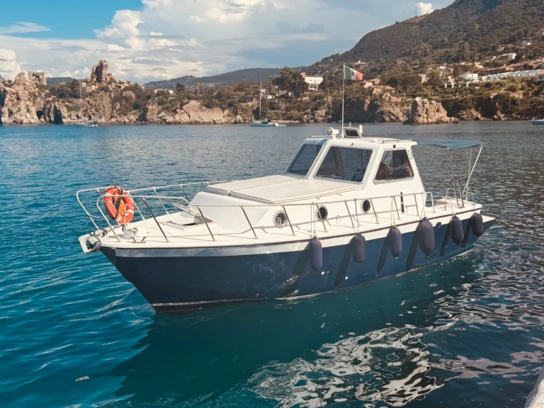 Charter a aztec Crestline in Cefalù on Samboat