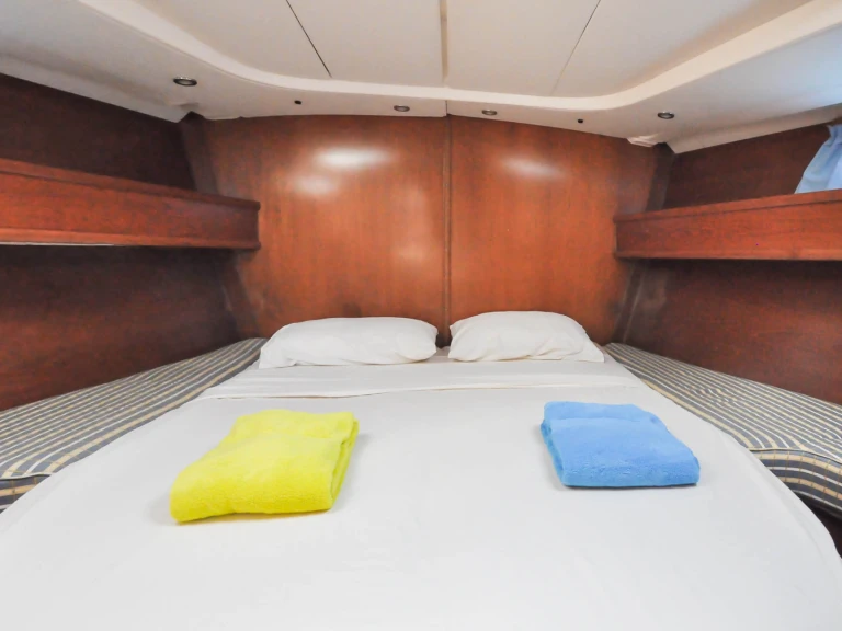 Charter a Jeanneau Sun Odyssey 54 DS in Ribishi on Samboat