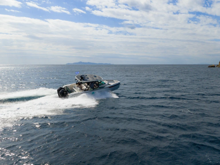 Yacht charter Lávrio - Saxdor Saxdor 270 GTO on SamBoat