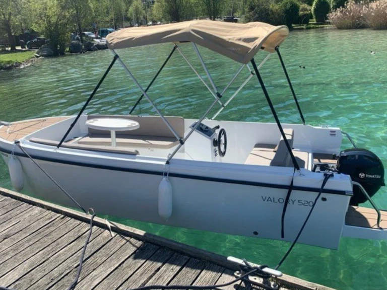 Hire Motorboat Valory with a boat licence