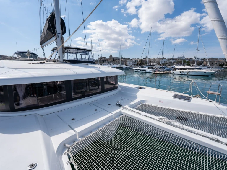 Hire Catamaran Lagoon with a boat licence