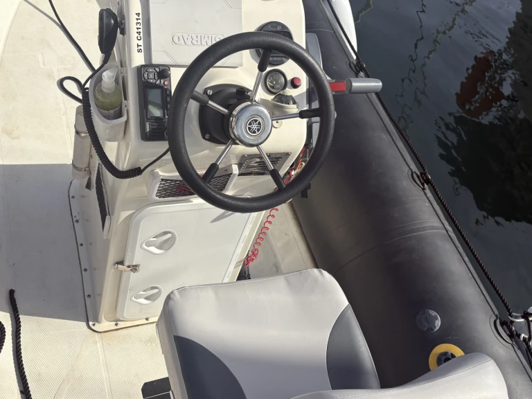 Hire RIB Zodiac with a boat licence