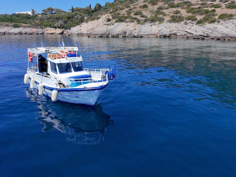 Motorboat hire in Pórto Ráfti - Traditional Greek 