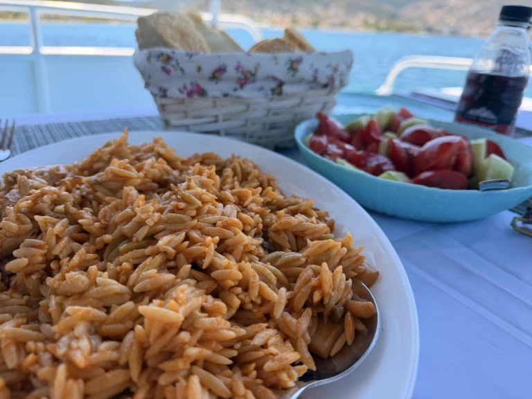Motorboat hire in Pórto Ráfti - Traditional Greek 