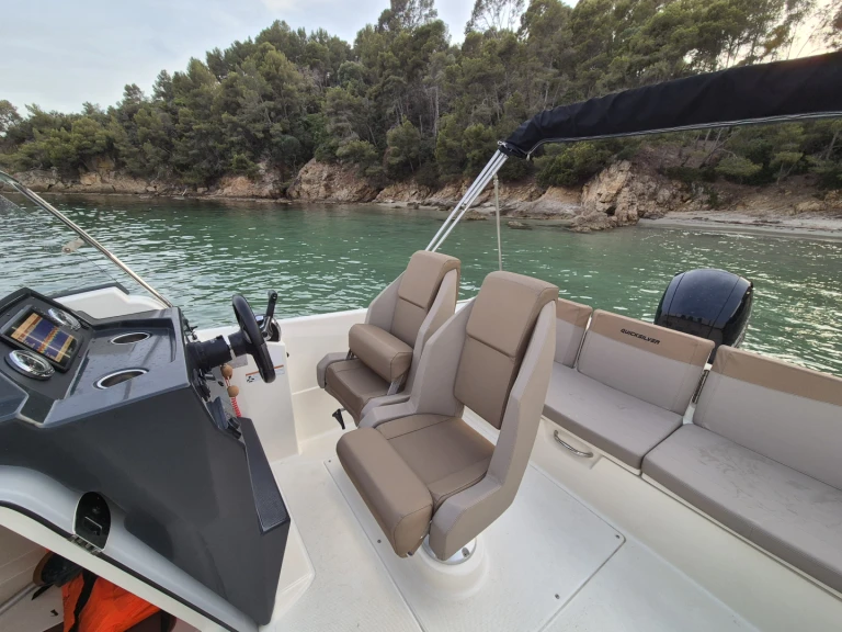 Hire Motorboat Quicksilver with a boat licence