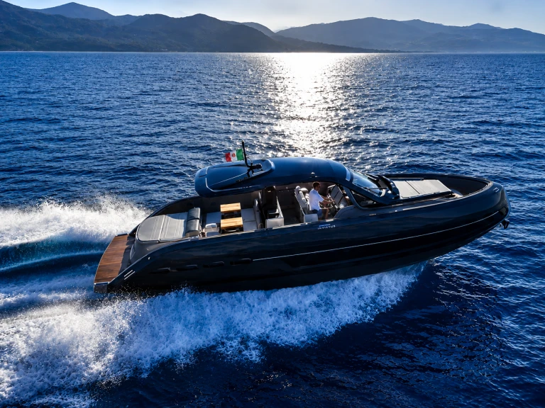 Charter a Invictus  TT 460 in Saint-Raphaël on Samboat