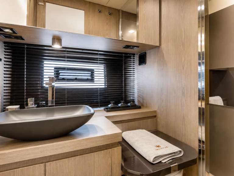 Luxury Yacht to hire Saint-Raphaël at the best price