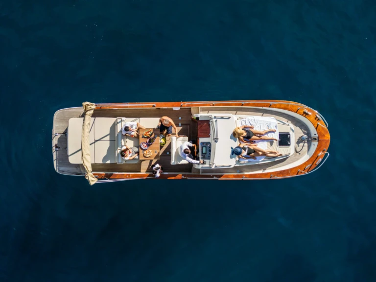 Hire a Fratelli di Micco Gozzo Campano Sport Cruiser Salerno