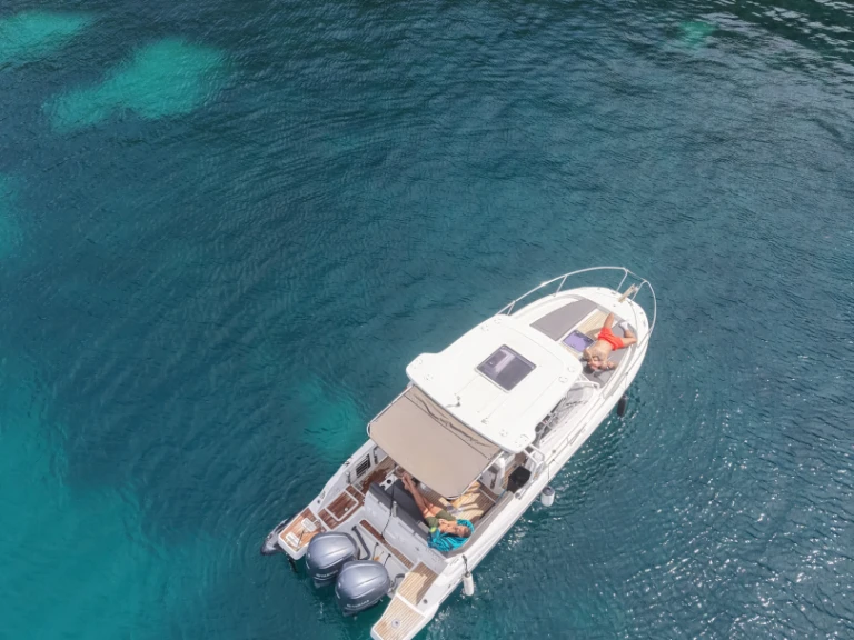Hire Motorboat Jeanneau with a boat licence
