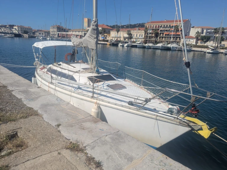 Hire a Jeanneau Attalia Marseille