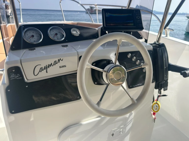 Yacht charter Marina Greenwich - Motor yacht Caymam 585 on SamBoat