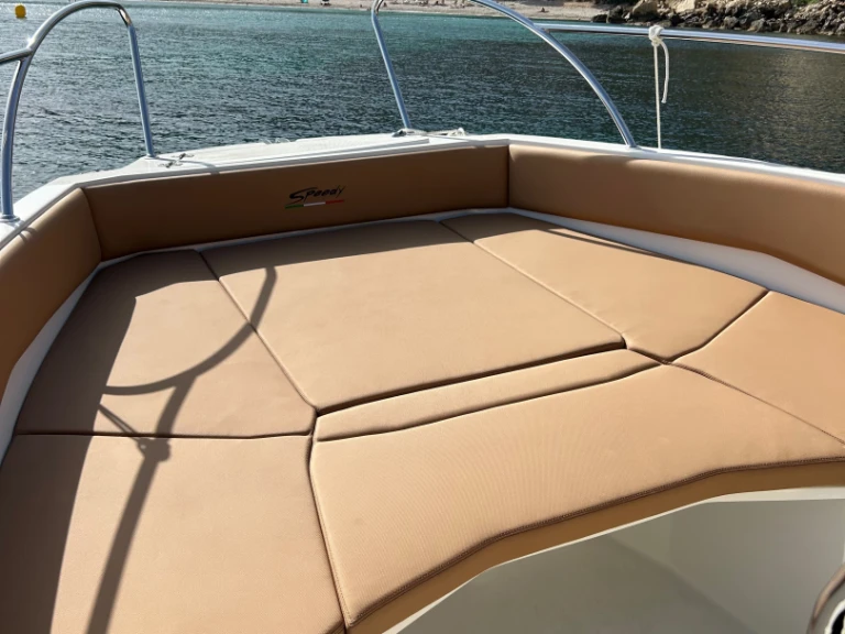 Yacht hire Marina Greenwich cheap Caymam 585