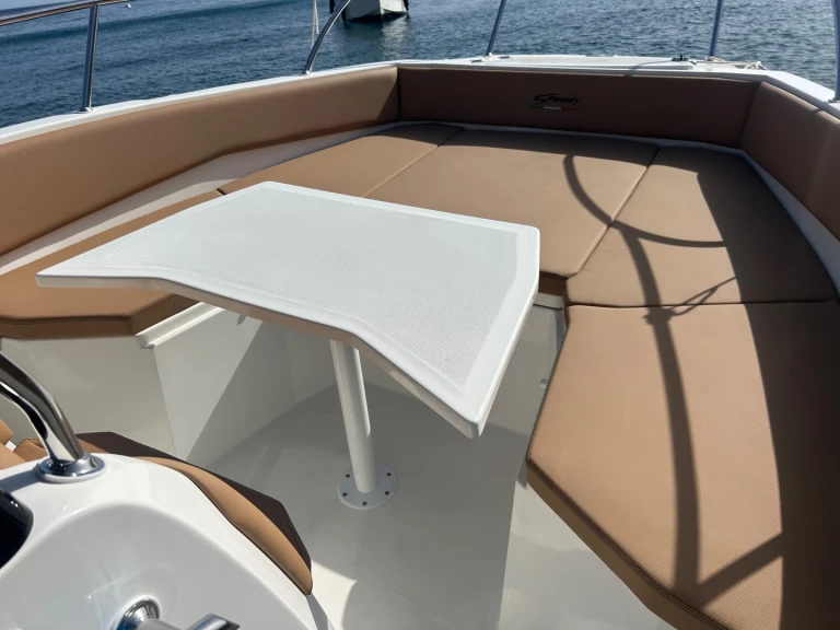 Charter a Motor yacht Caymam 585 in Marina Greenwich on Samboat