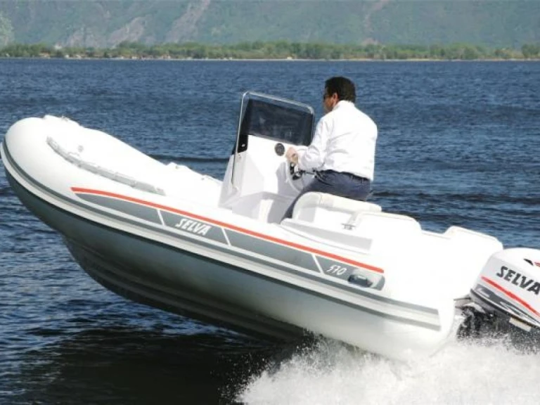 Hire Motorboat  with a boat licence