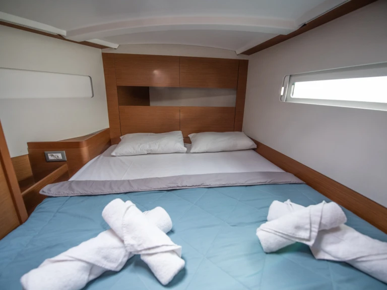 Yacht hire Nydri cheap Sun Odyssey 410