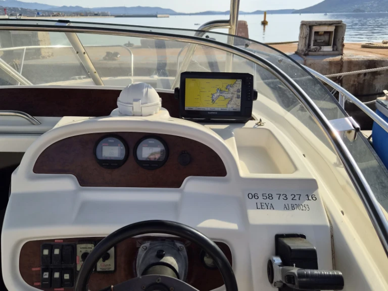 Hire Motorboat Jeanneau with a boat licence