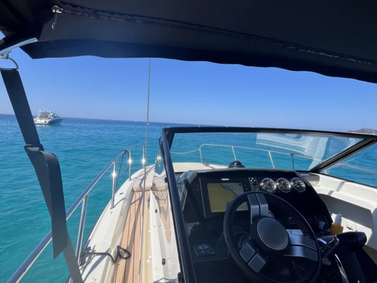 Hire Motorboat Quicksilver with a boat licence