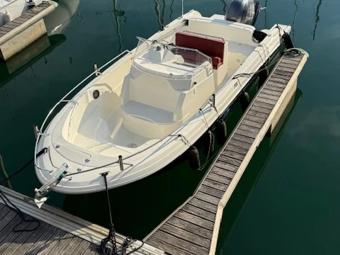 Hire Motorboat Pacific Craft with a boat licence