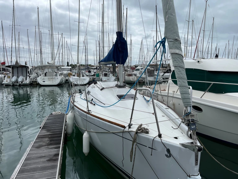 Yacht charter Les Sables-d'Olonne - Bénéteau First 27.7 on SamBoat
