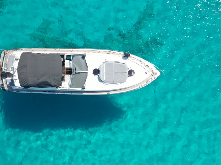 Hire Motorboat Fairline with a boat licence