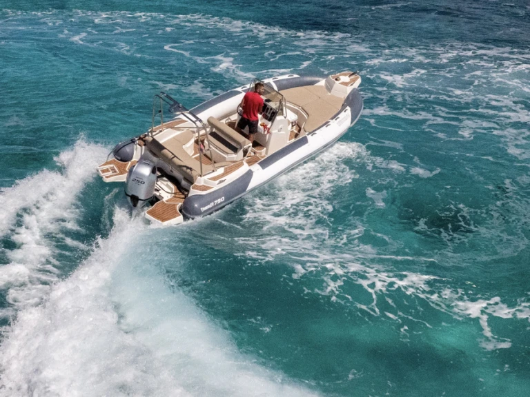 RIB hire in Hvar - Marlin Boat 790 Pro Dynamic