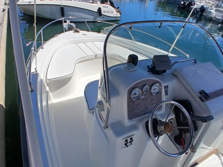 Hire Motorboat Bénéteau with a boat licence