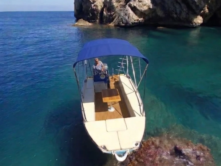 Hire Motorboat Moggaro with a boat licence
