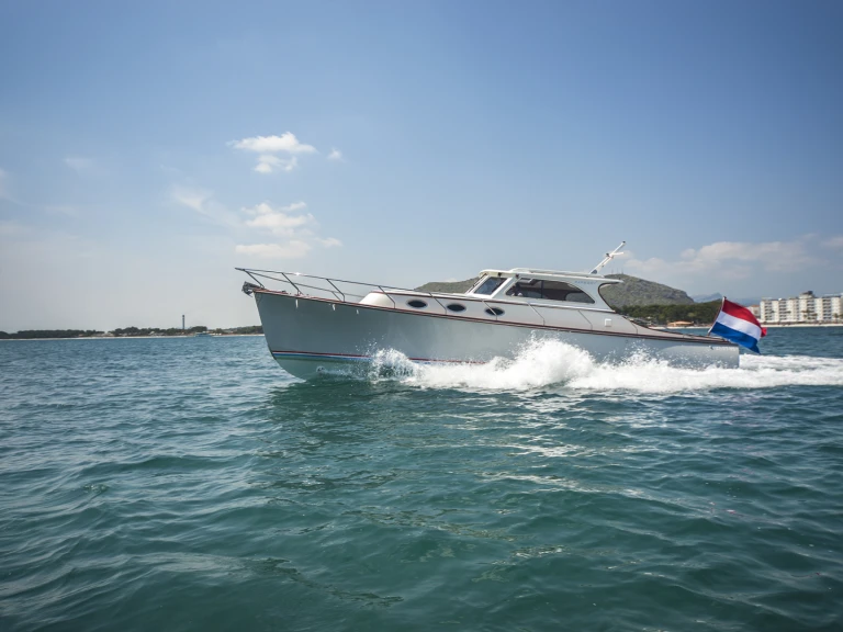 Luxury Yacht to hire Port d'Alcudia at the best price