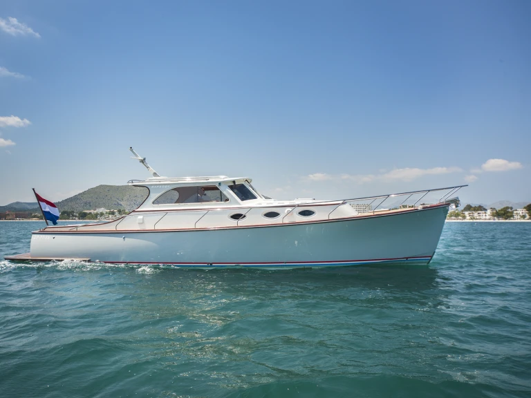 Yacht charter Port d'Alcudia - Hinckley Talaria  on SamBoat