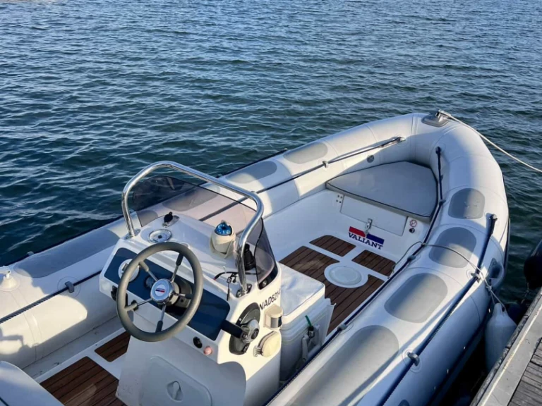 Hire a Valiant V-520 Vannes