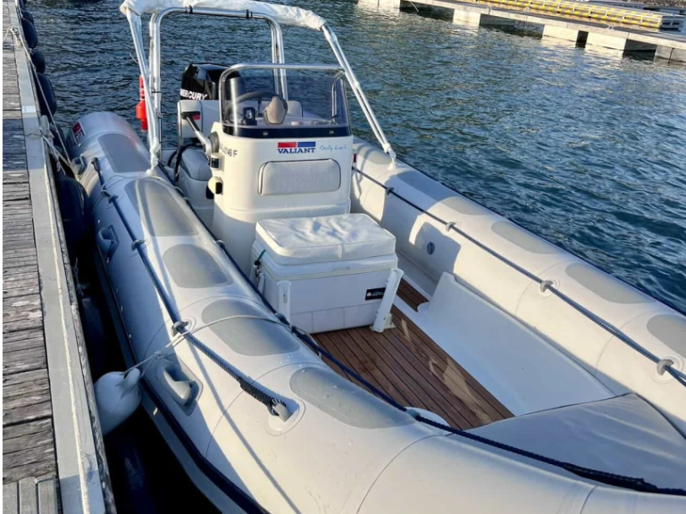 Charter a Valiant V-520 in Vannes on Samboat