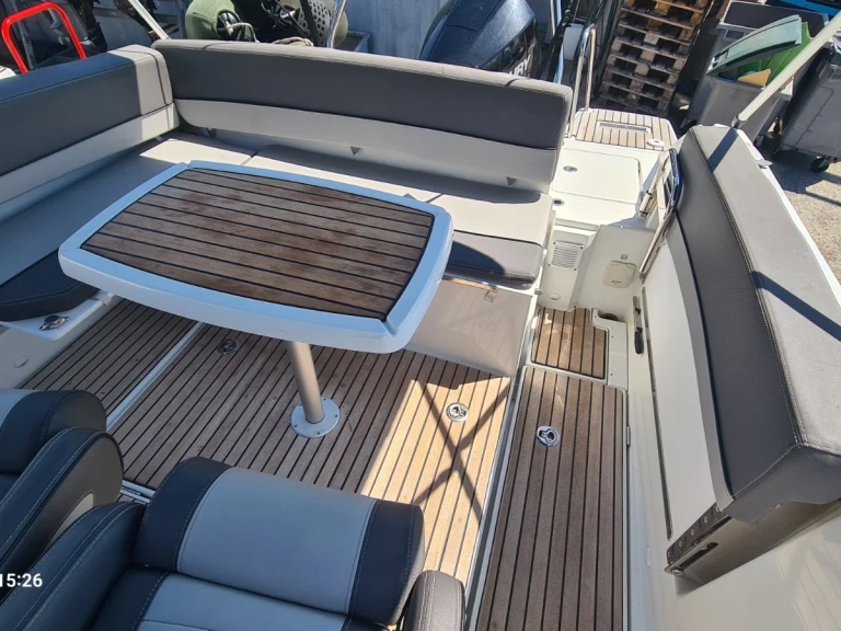 Hire Motorboat Jeanneau with a boat licence