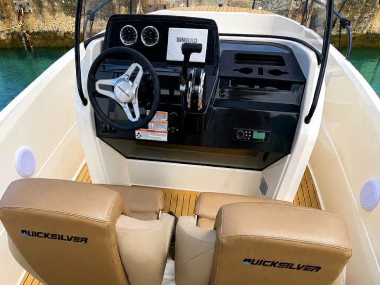 Hire Motorboat Quicksilver with a boat licence