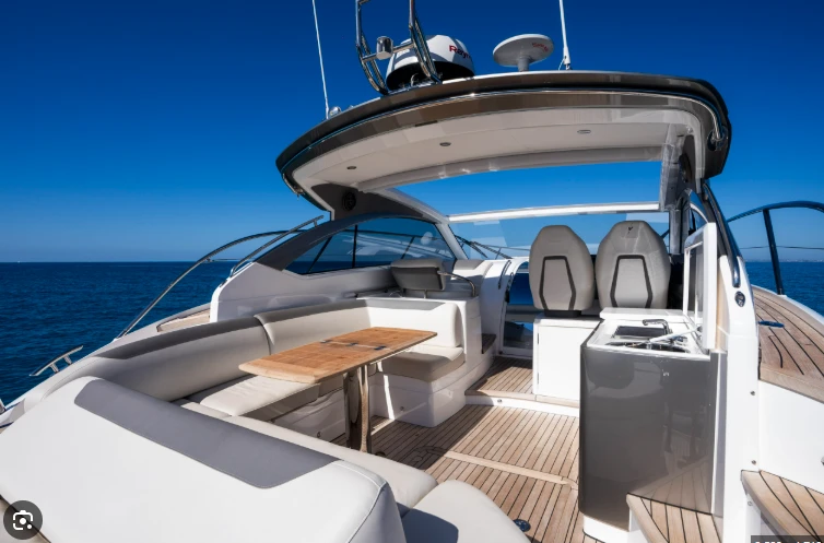 Charter a Princess Princess V40 in Port de Sitges Aiguadolç on Samboat