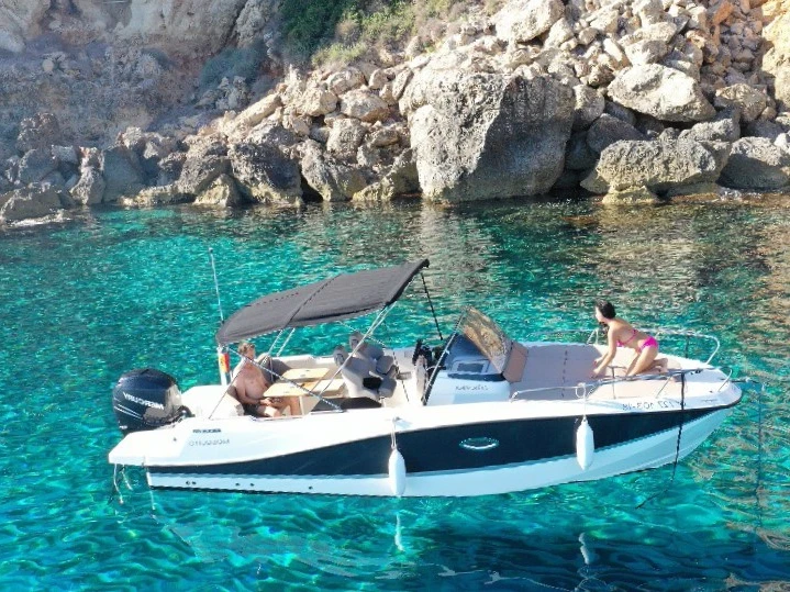 Hire Motorboat Quicksilver with a boat licence