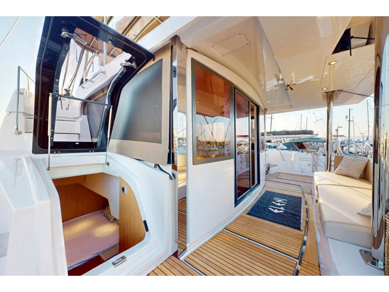 Catamaran to hire Lefkáda at the best price