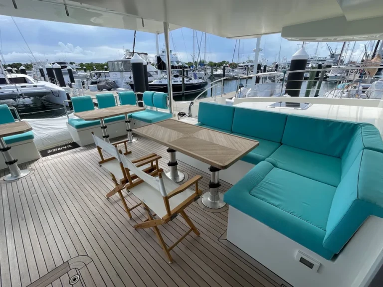 Hire Catamaran  with a boat licence