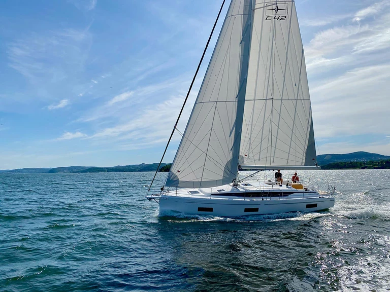 Hire Sailboat Bavaria with a boat licence