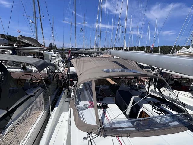 Hire Sailboat with or without skipper Jeanneau Trogir